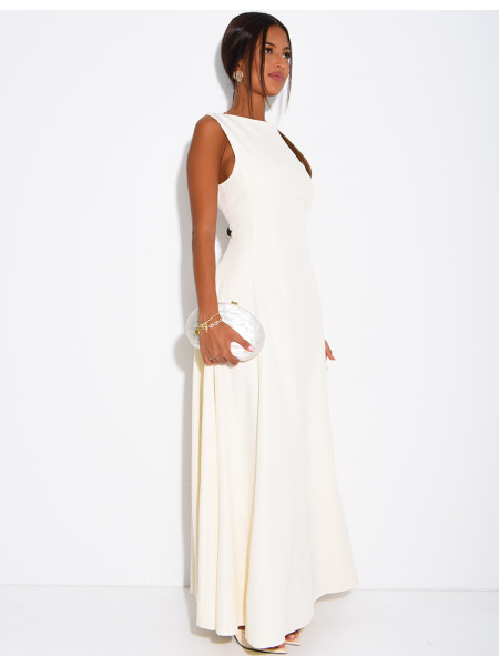 Very long dress, fitted at the waist and flared