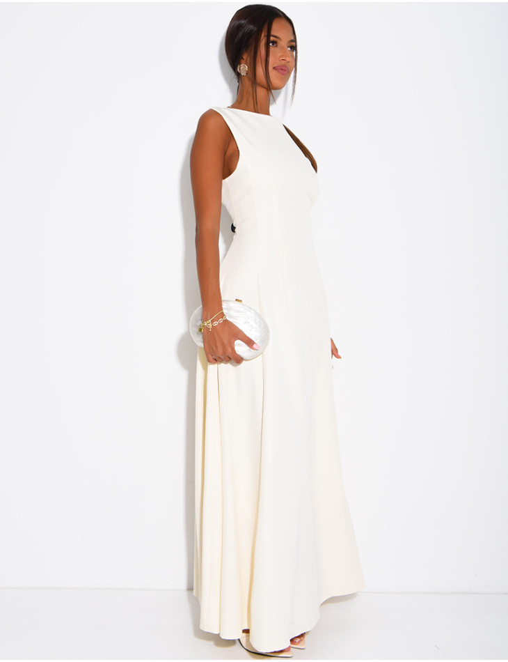 Very long dress, fitted at the waist and flared