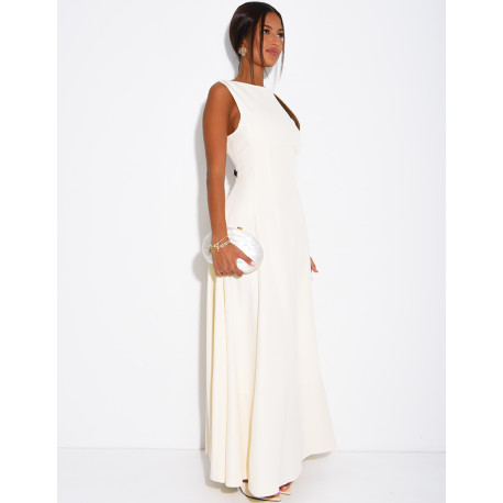 Very long dress, fitted at the waist and flared