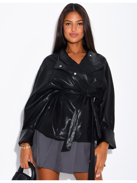 Kurze Kunstlederjacke mit Gürtel und geflochtenen Details