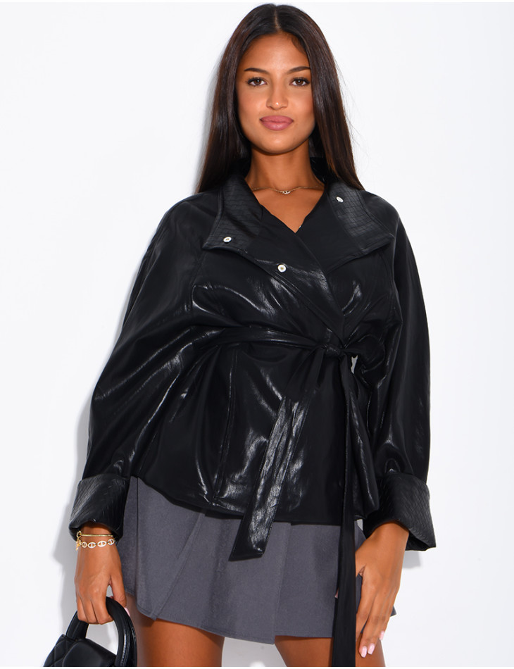 Kurze Kunstlederjacke mit Gürtel und geflochtenen Details