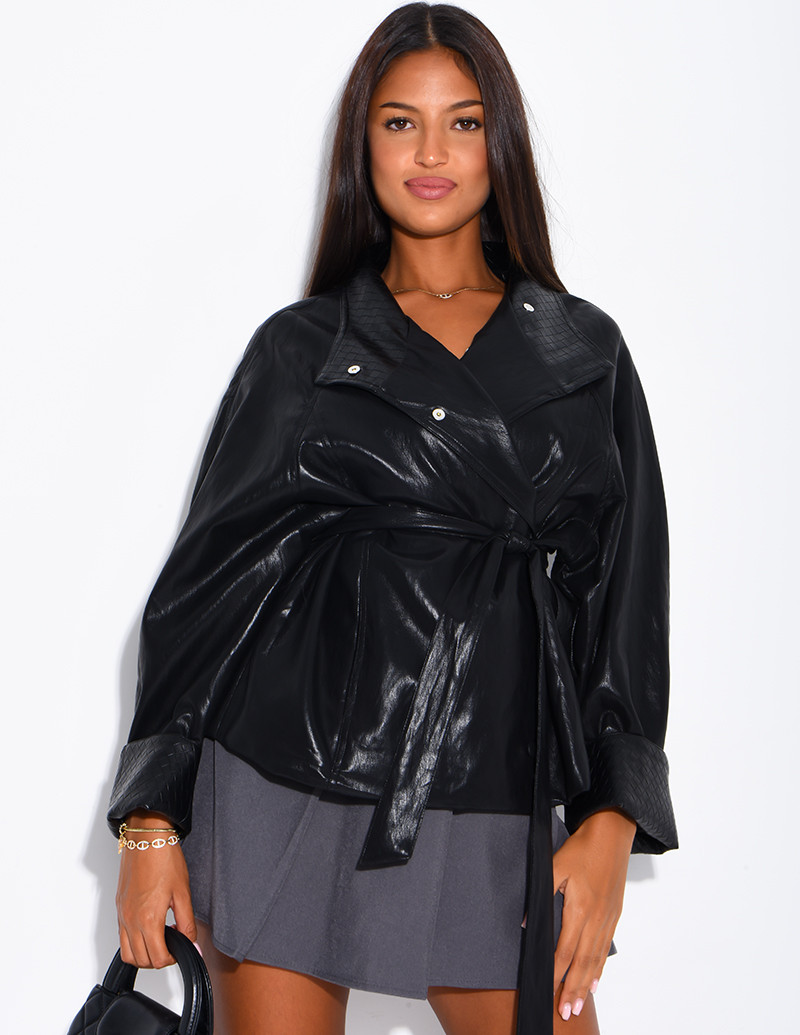 Kurze Kunstlederjacke mit...
