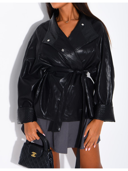 Kurze Kunstlederjacke mit Gürtel und geflochtenen Details