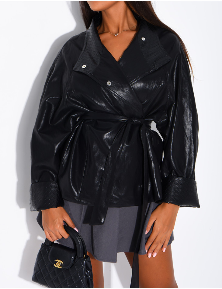 Kurze Kunstlederjacke mit Gürtel und geflochtenen Details
