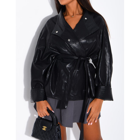 Kurze Kunstlederjacke mit Gürtel und geflochtenen Details