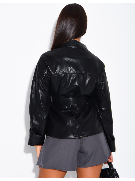 Kurze Kunstlederjacke mit Gürtel und geflochtenen Details