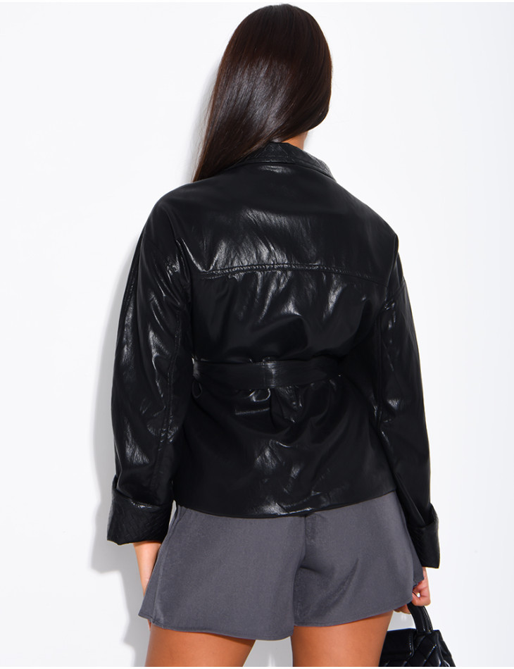 Kurze Kunstlederjacke mit Gürtel und geflochtenen Details