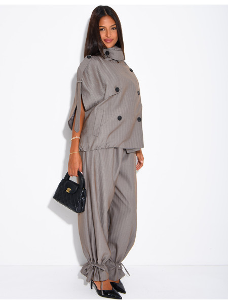 Set aus einer Oversize-Ärmellosen Jacke und einer weiten Hose mit Schnürung