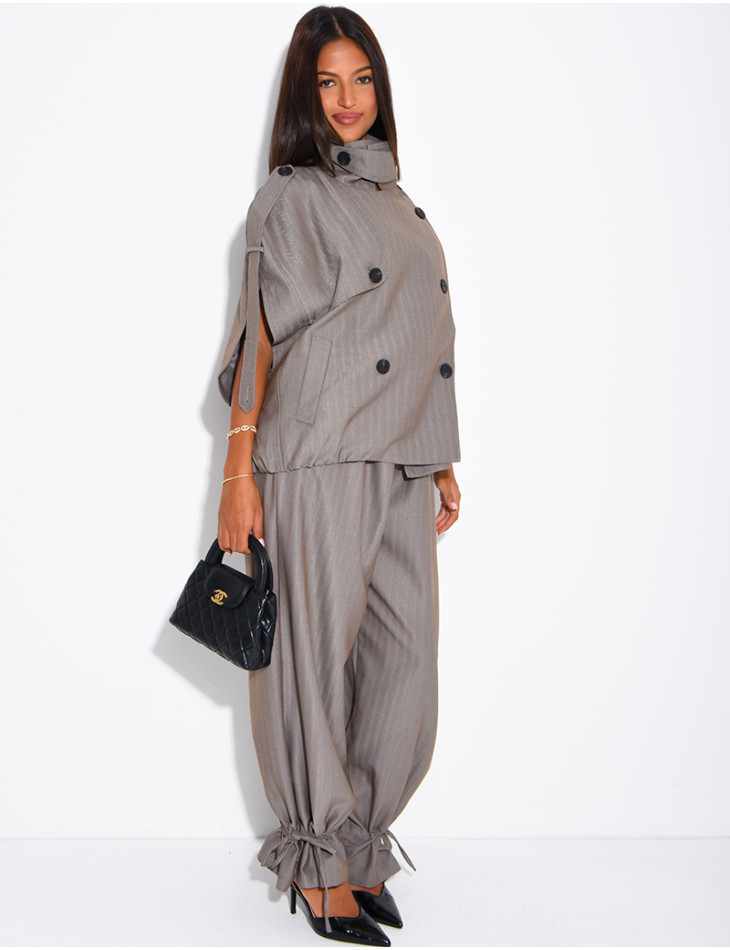 Set aus einer Oversize-Ärmellosen Jacke und einer weiten Hose mit Schnürung