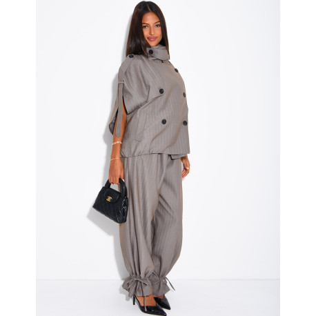 Set aus einer Oversize-Ärmellosen Jacke und einer weiten Hose mit Schnürung