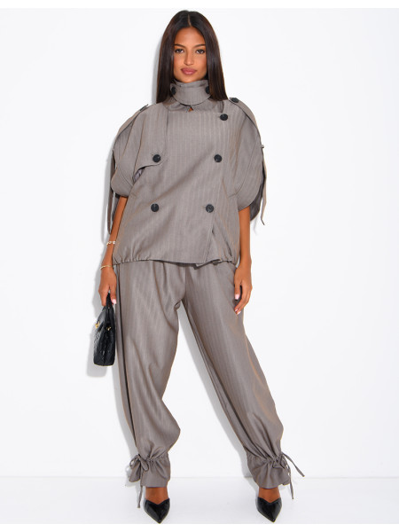 Set aus einer Oversize-Ärmellosen Jacke und einer weiten Hose mit Schnürung