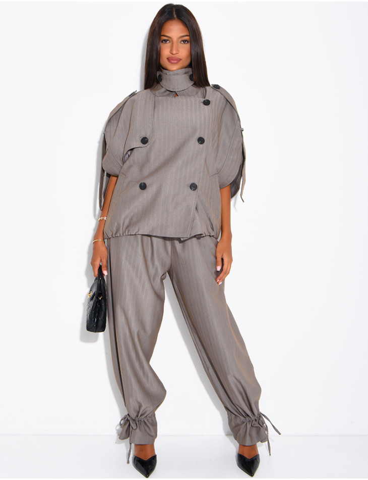 Set aus einer Oversize-Ärmellosen Jacke und einer weiten Hose mit Schnürung