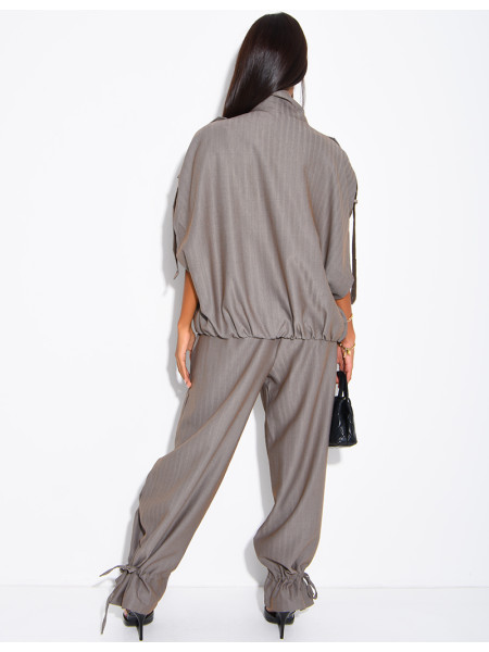 Set aus einer Oversize-Ärmellosen Jacke und einer weiten Hose mit Schnürung
