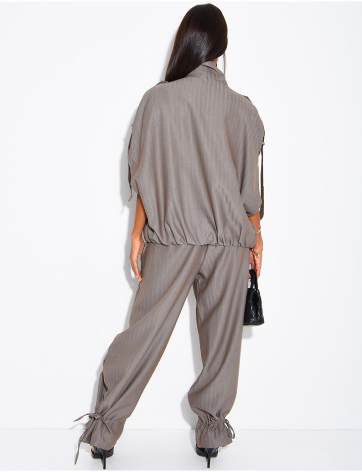 Set aus einer Oversize-Ärmellosen Jacke und einer weiten Hose mit Schnürung