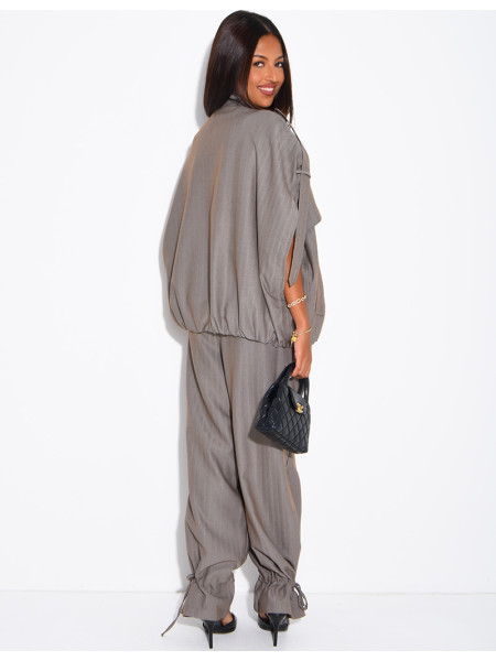 Set aus einer Oversize-Ärmellosen Jacke und einer weiten Hose mit Schnürung