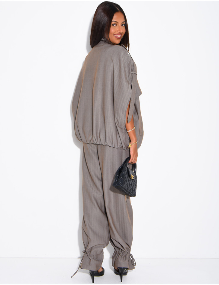 Set aus einer Oversize-Ärmellosen Jacke und einer weiten Hose mit Schnürung