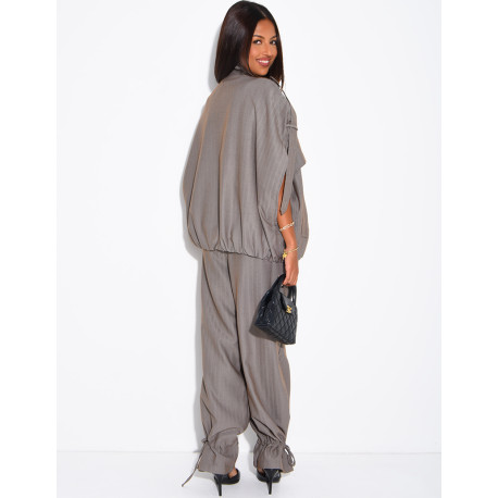 Set aus einer Oversize-Ärmellosen Jacke und einer weiten Hose mit Schnürung