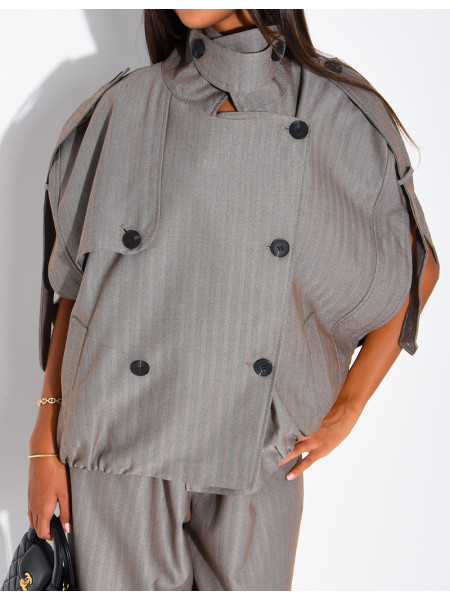 Set aus einer Oversize-Ärmellosen Jacke und einer weiten Hose mit Schnürung
