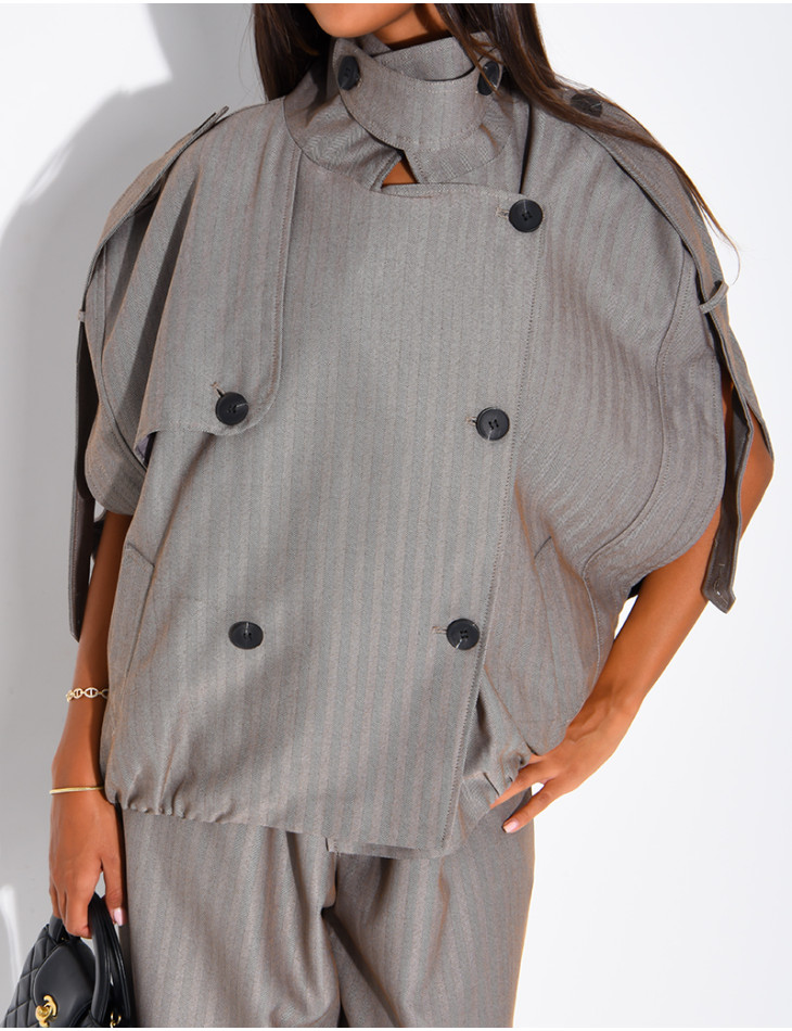 Set aus einer Oversize-Ärmellosen Jacke und einer weiten Hose mit Schnürung