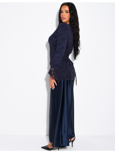 Robe longue satinée avec empiècement en dentelle à nouer dans le dos