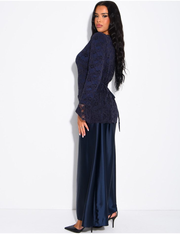 Robe longue satinée avec empiècement en dentelle à nouer dans le dos