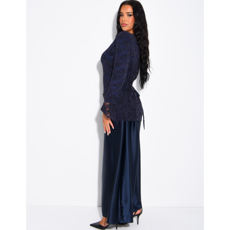 Robe longue satinée avec empiècement en dentelle à nouer dans le dos