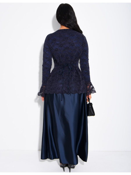 Robe longue satinée avec empiècement en dentelle à nouer dans le dos