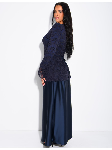 Robe longue satinée avec empiècement en dentelle à nouer dans le dos