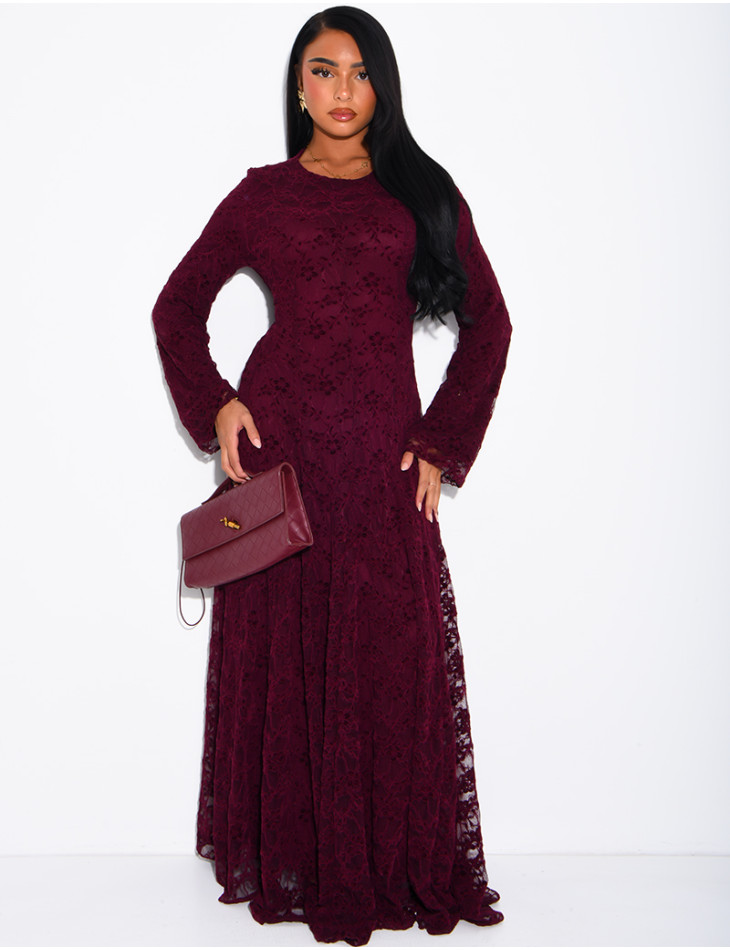 Robe longue en dentelle doublée à nouer dans le dos