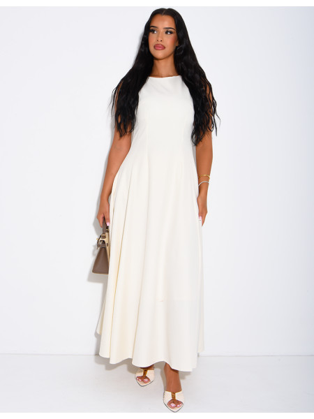 Very long dress, fitted at the waist and flared
