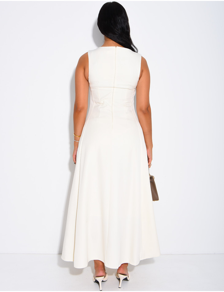 Very long dress, fitted at the waist and flared