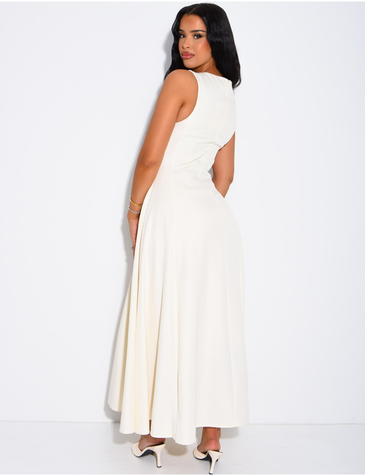 Very long dress, fitted at the waist and flared