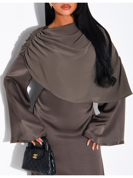 Robe modeste en satin à nouer et cape en voile drapée assortie
