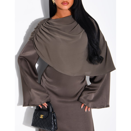 Robe modeste en satin à nouer et cape en voile drapée assortie