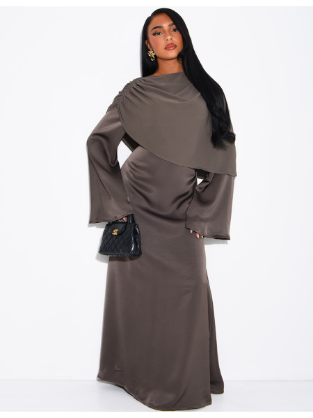 Robe modeste en satin à nouer et cape en voile drapée assortie