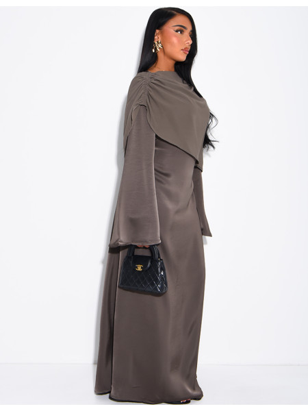 Robe modeste en satin à nouer et cape en voile drapée assortie