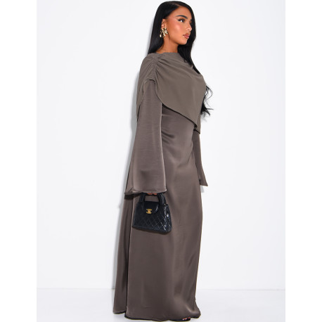 Robe modeste en satin à nouer et cape en voile drapée assortie
