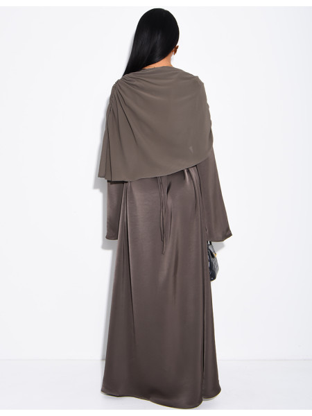 Robe modeste en satin à nouer et cape en voile drapée assortie