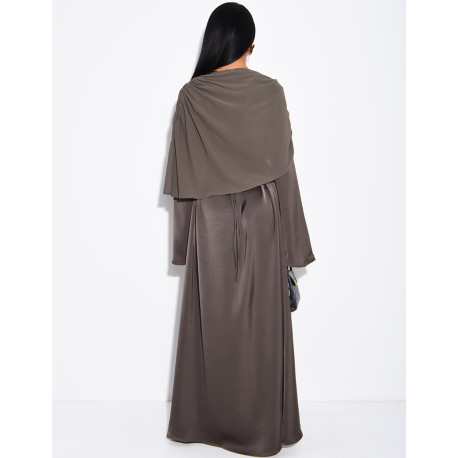 Robe modeste en satin à nouer et cape en voile drapée assortie