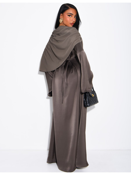 Robe modeste en satin à nouer et cape en voile drapée assortie