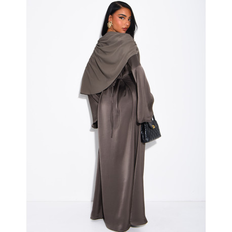 Robe modeste en satin à nouer et cape en voile drapée assortie