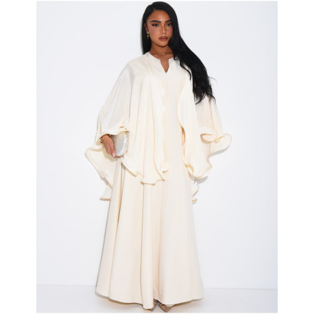 Cape en voile plissée à broche dorée