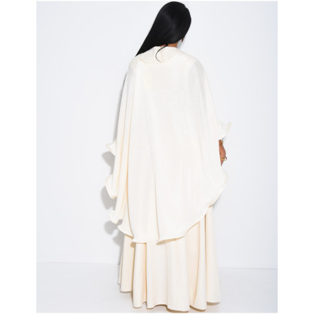 Cape en voile plissée à broche dorée