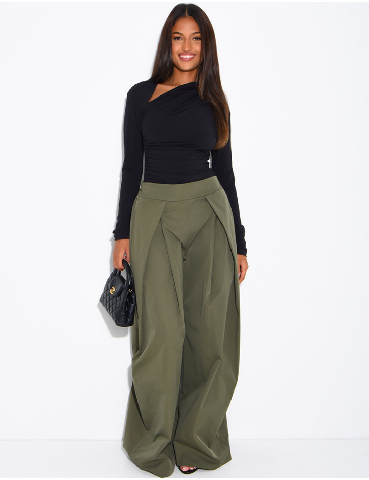 Asymmetrical gathered fluid top