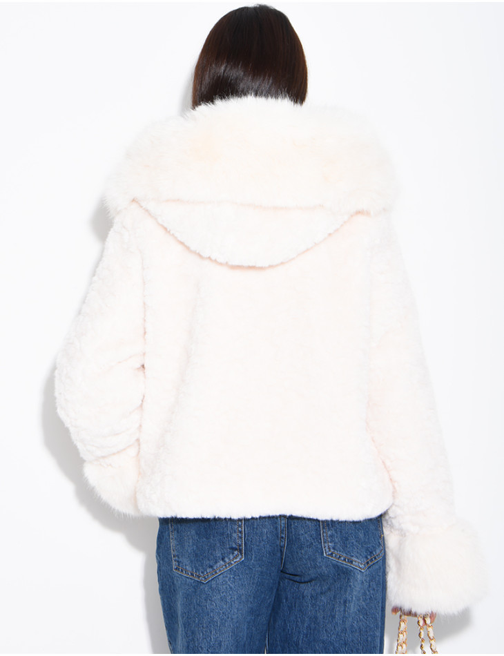 Veste courte en fausse fourrure