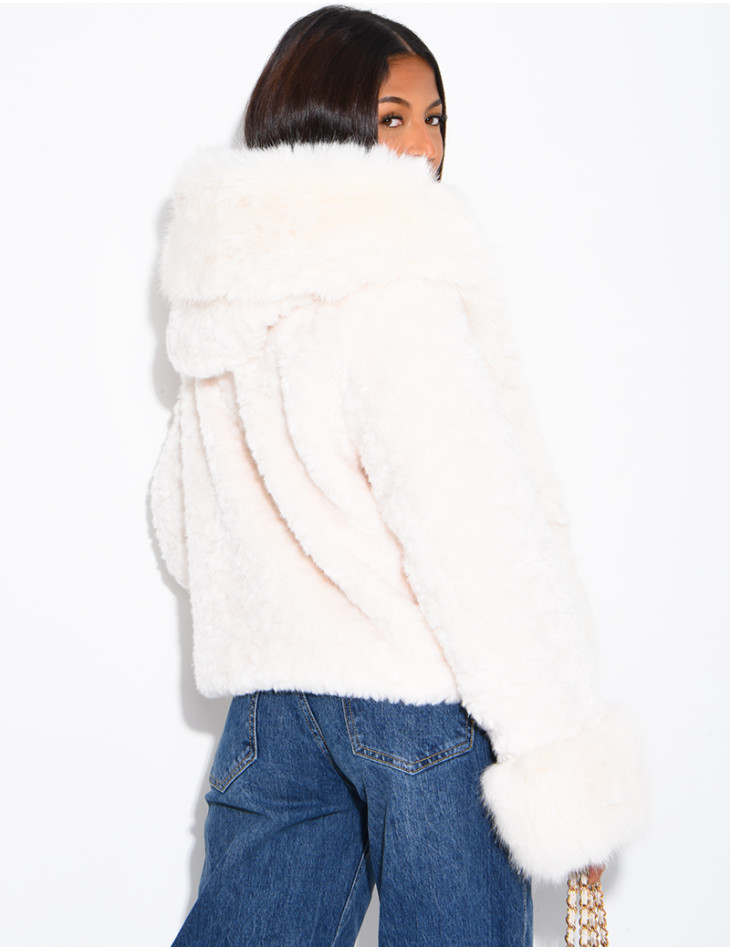 Veste courte en fausse fourrure