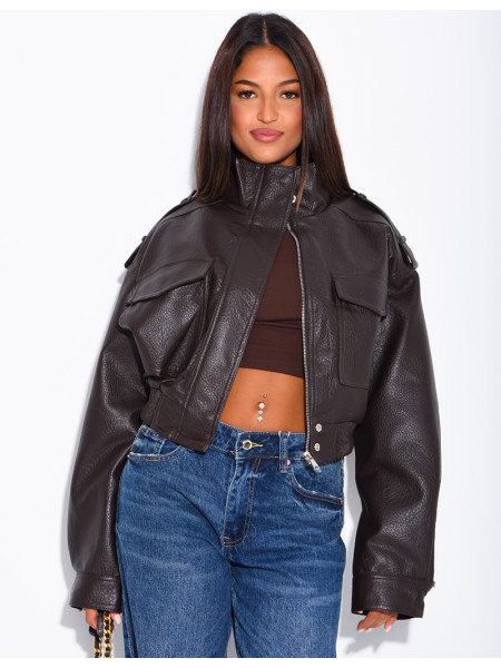 Kurze Jacke aus genarbtem Kunstleder mit Pattentaschen