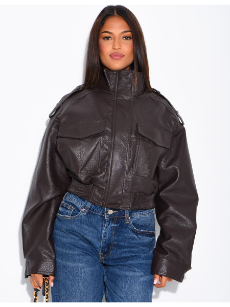 Kurze Jacke aus genarbtem Kunstleder mit Pattentaschen