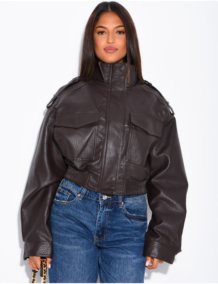 Kurze Jacke aus genarbtem Kunstleder mit Pattentaschen