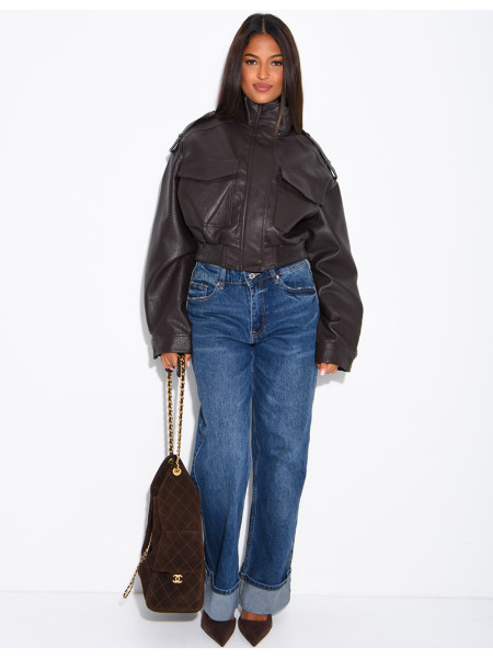 Kurze Jacke aus genarbtem Kunstleder mit Pattentaschen